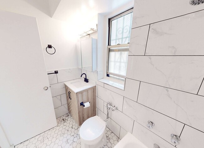 Building Photo - 404 E 66th St