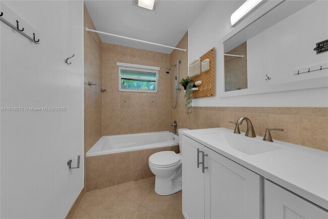 Building Photo - 307 SW 11th Ct