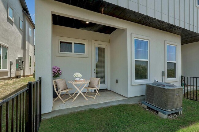 Building Photo - 12001 Vista Parke Dr