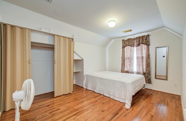 Building Photo - 6855 Bellgreen Dr