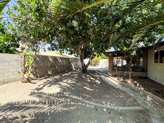 Building Photo - "Charming 3-Bed Oasis with 2 Baths and 170...