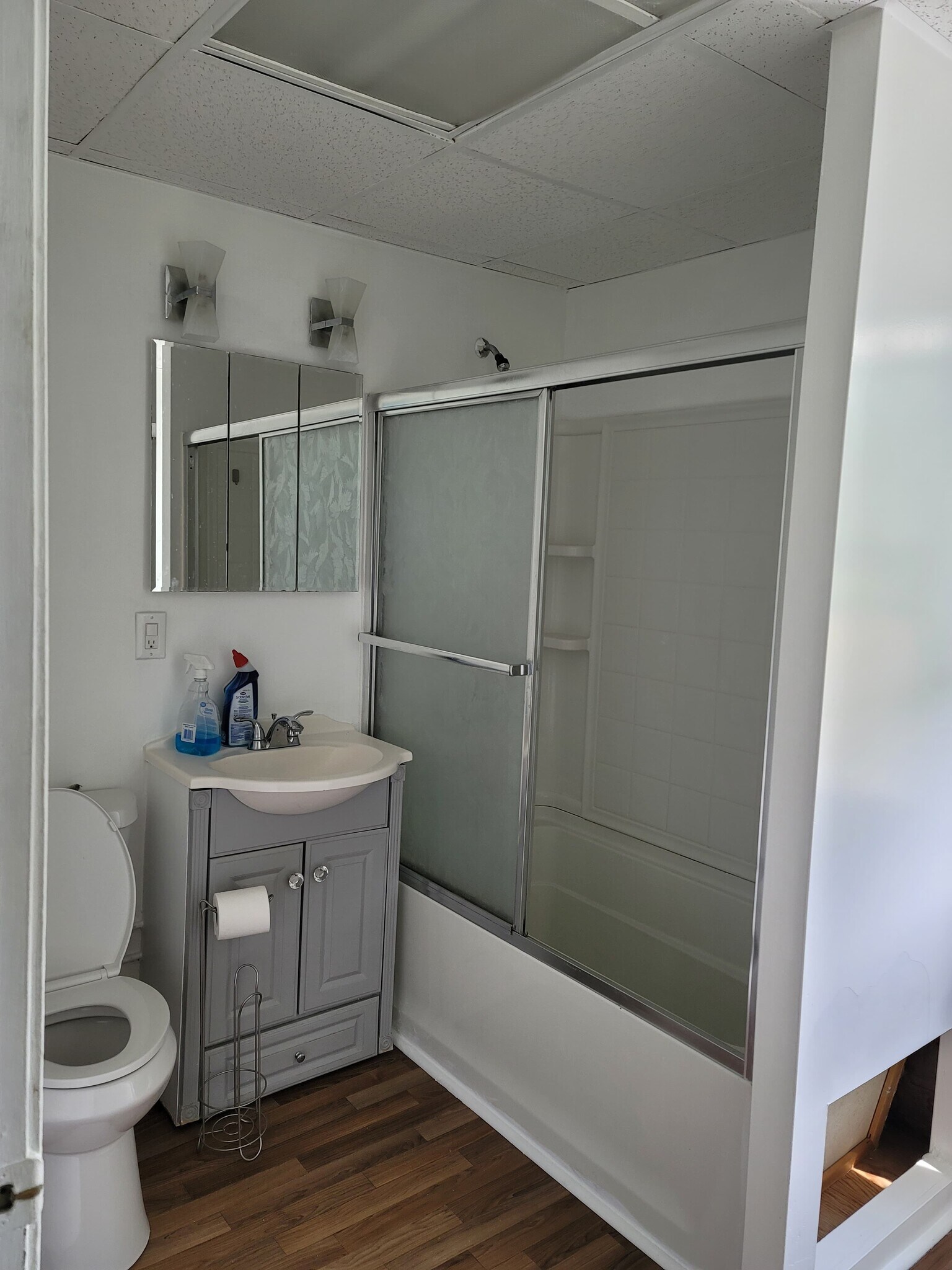 shower - 50 Southworth St