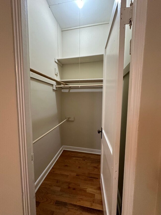 Building Photo - 1 & 2 Bedrooms-Brady St - Heat & Electricity Included