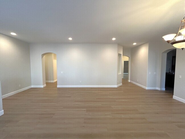 Building Photo - Via Mazatlan  Corona, 92882  (3 bed, 3 bath)