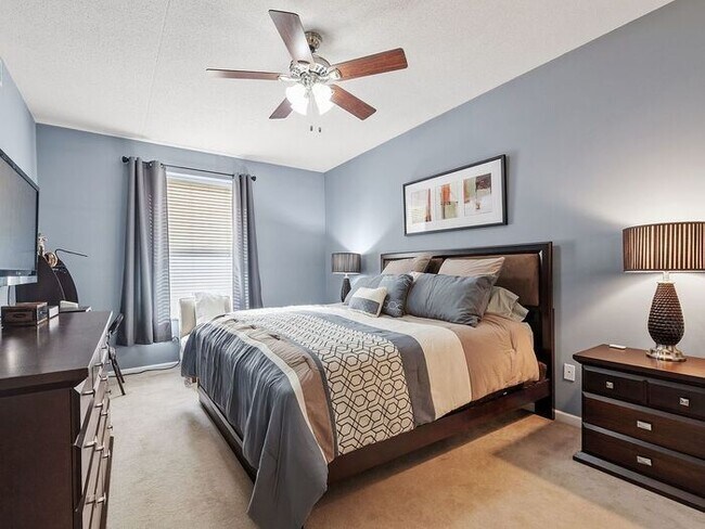 Building Photo - Bright & Spacious 2BR/2BA Condo with Cover...