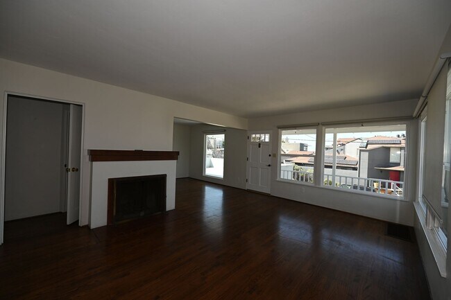 Building Photo - Beautiful Home with Gorgeous Views