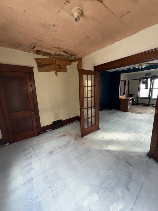 Building Photo - 111 E Livingston Dr