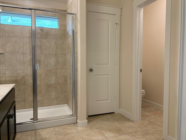 Building Photo - The Perfect Blend of Space & Location – 5 Beds Near Alliance