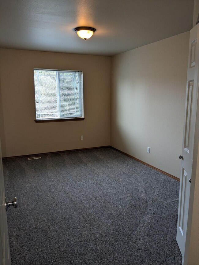 Building Photo - Beautiful 3 Bed 2.5 Bah Home in Auburn