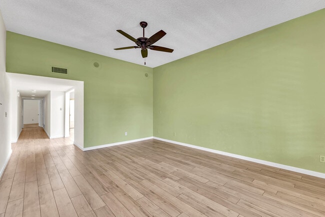 Building Photo - 48594 Oakwood Way