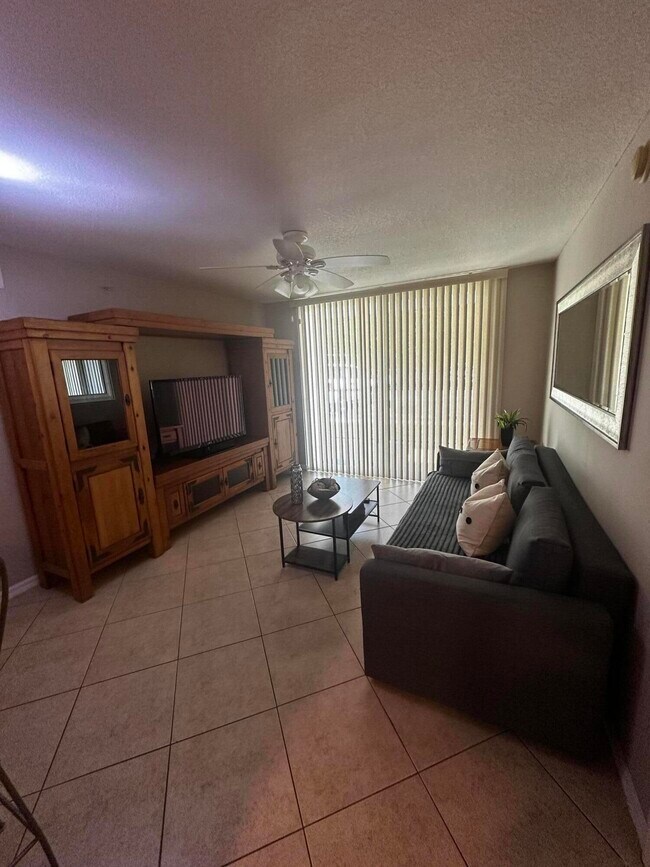 Building Photo - 805 Villa Cir