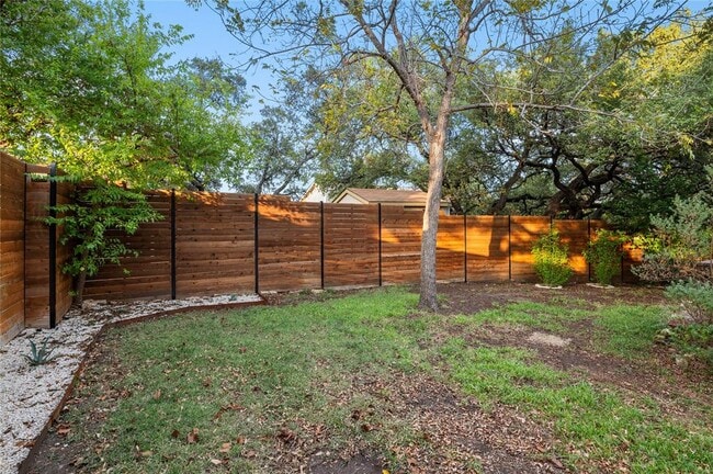 Building Photo - 1104 Durham Dr