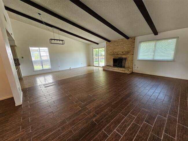 Building Photo - 221 Palm Aire Dr