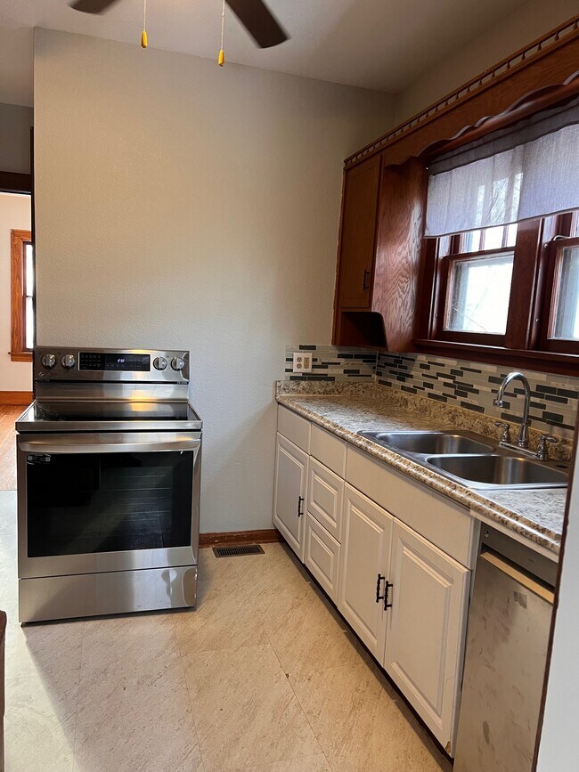 Building Photo - 907 Albion Ave