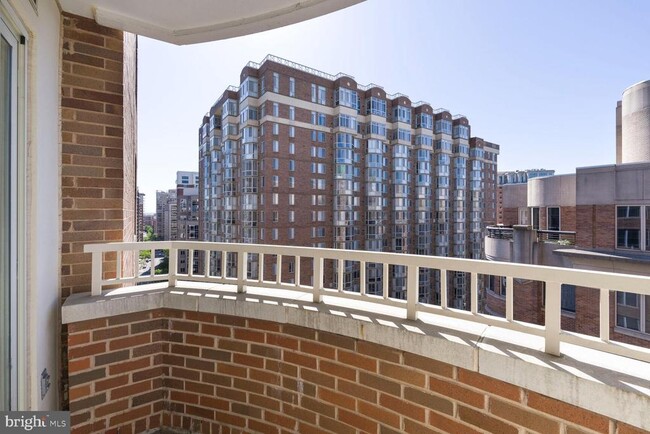 Building Photo - 900 N Taylor St