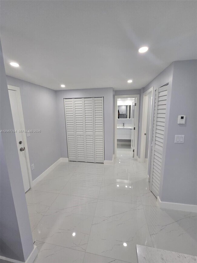 Building Photo - 9440 Fontainebleau Blvd