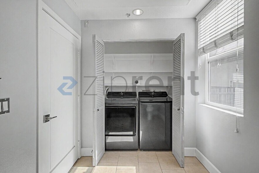 Building Photo - Unit 407