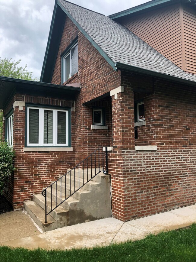 Building Photo - 1839 Darrow Ave