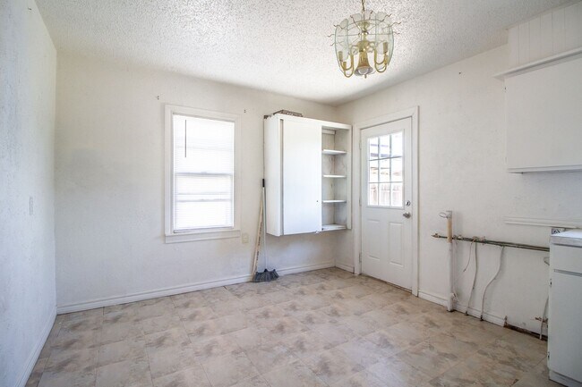 Building Photo - Great 2 Bedroom 1 Bathroom House!