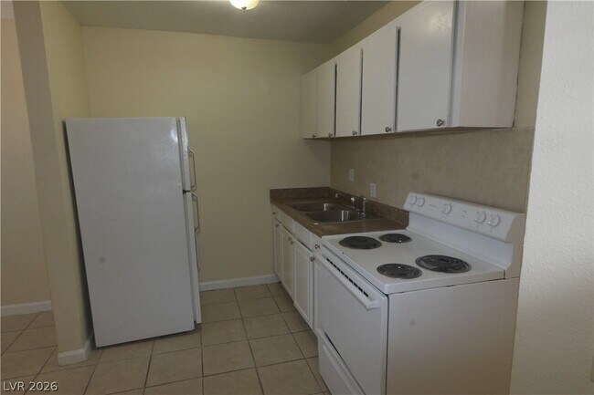 Building Photo - 3021 E Carey Ave