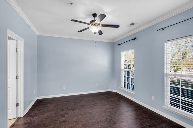 Building Photo - 2031 Hemlock Dr