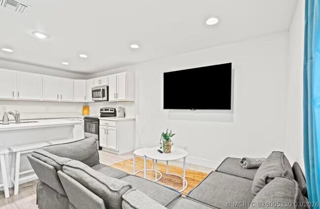 Building Photo - 565 Lilac Ct