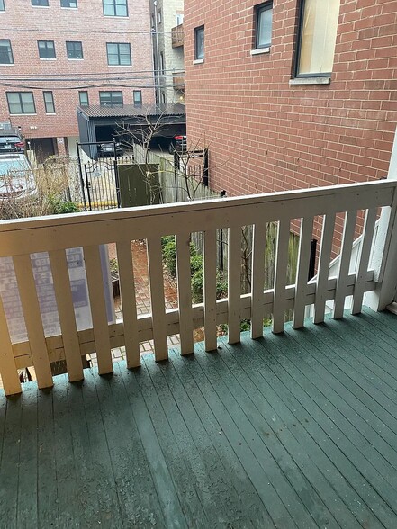 Building Photo - 844 W Aldine Ave