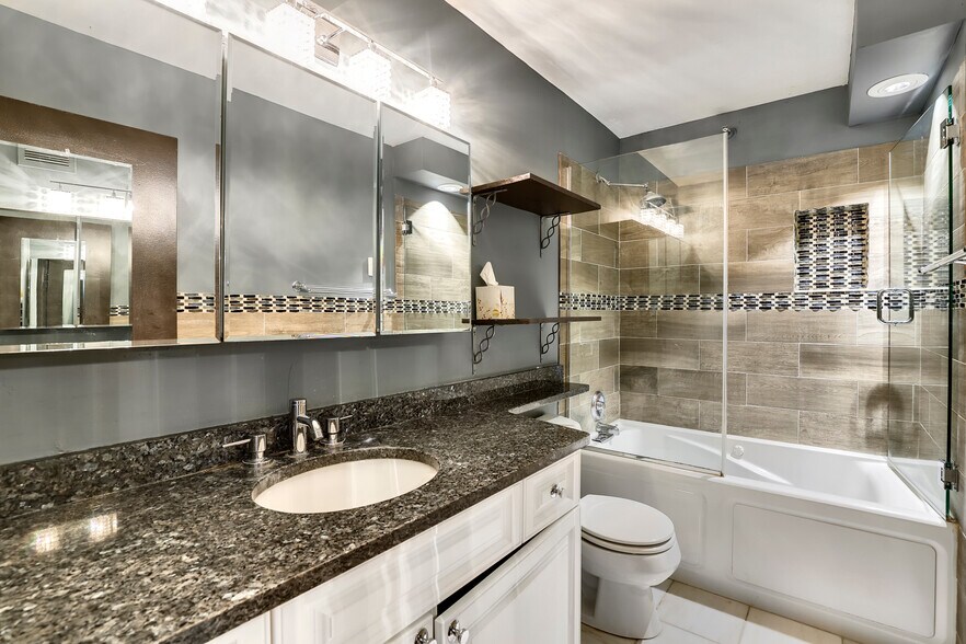 Master Bath - 3660 N Lake Shore Dr