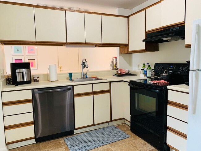 Building Photo - 4 Bedroom 2 Bath