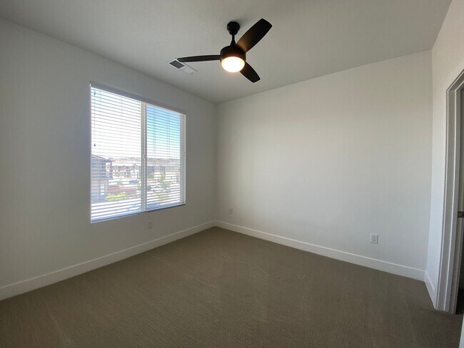 Building Photo - SPACIOUS TOWNHOME AVAILABLE FOR RENT