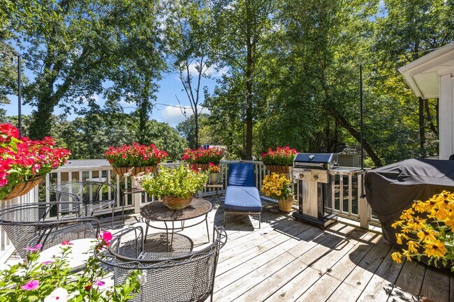 Building Photo - Gorgeous Mid-Century Modern Ranch in West Raleigh near NCSU and Lake Johnson - Fenced-in Backyard!