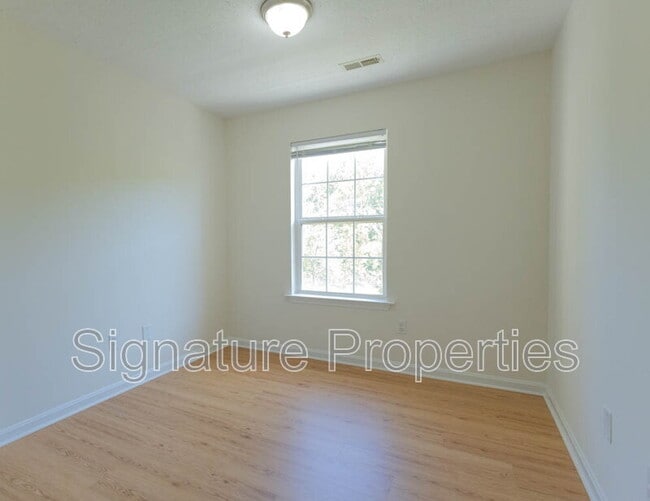 Building Photo - 405 Lakeview Ct