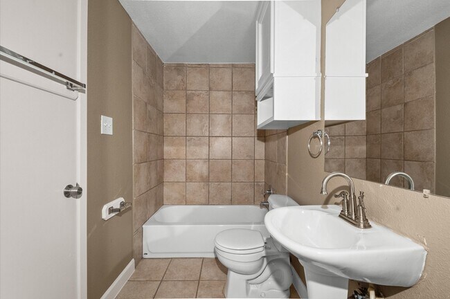 Building Photo - 6015 Ridgeway Dr