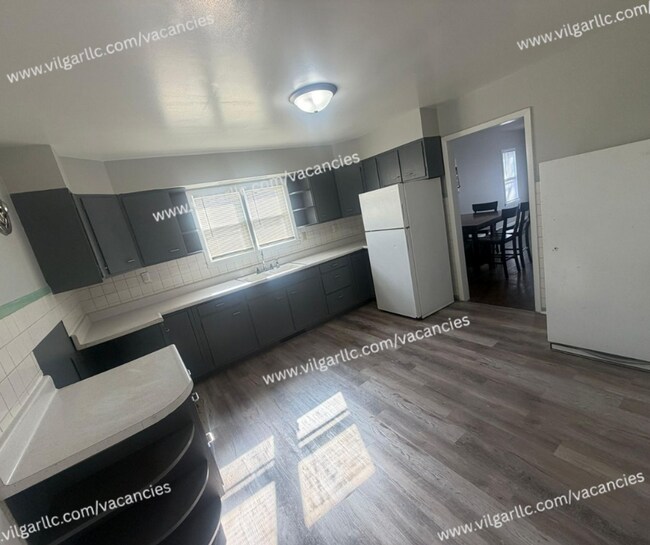 Building Photo - FOR RENT — SPACIOUS 3 BED / 1.5 BATH HOME