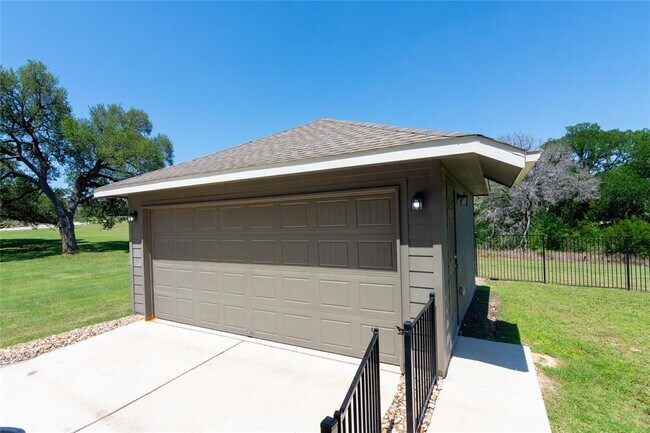 Building Photo - 1732 Lakota Ln