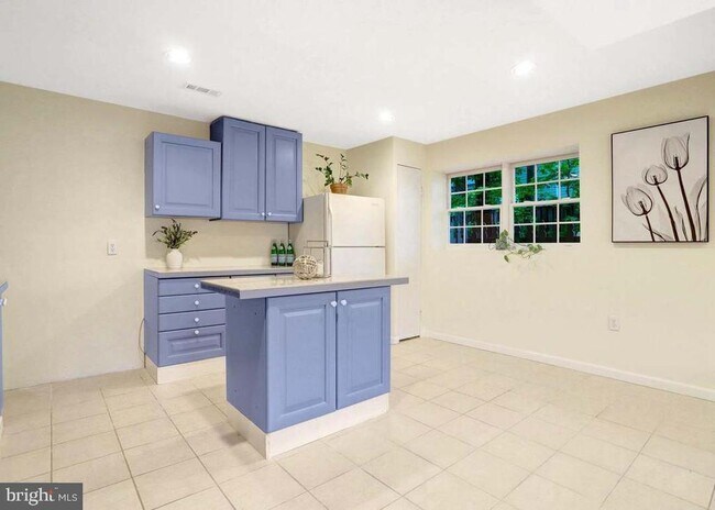 Building Photo - 6703 Oak Dr