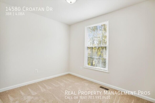 Building Photo - Terrific 3 Level End Unit Townhome For Ren...