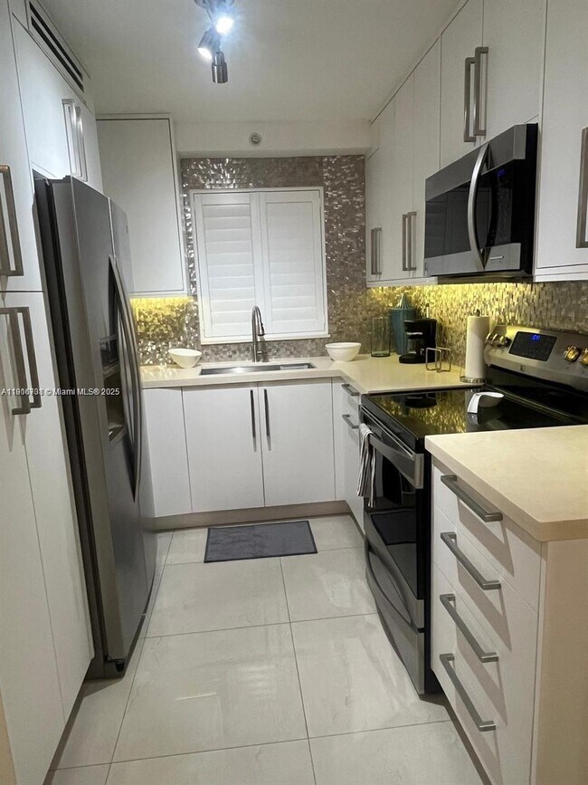 Building Photo - 1700 NW N River Dr