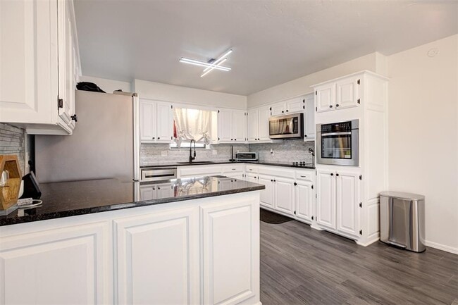 Building Photo - 2820 Dalewood Pl