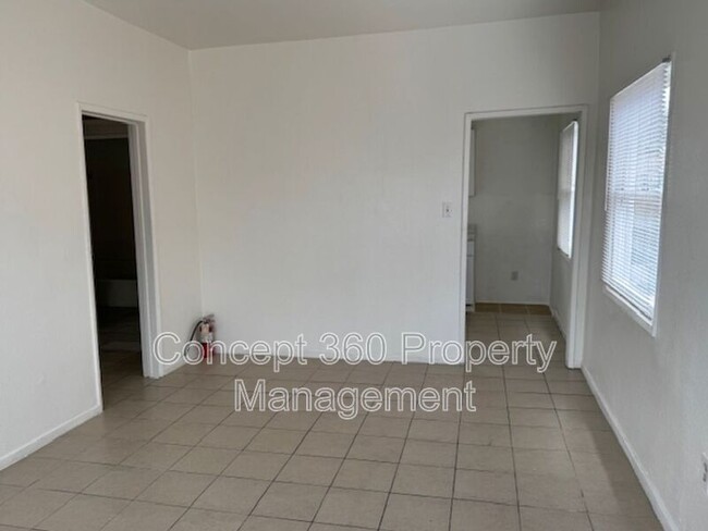 Building Photo - 758 Cerritos Ave