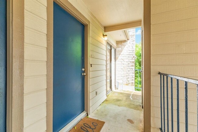 Building Photo - 7098 N Holiday Dr