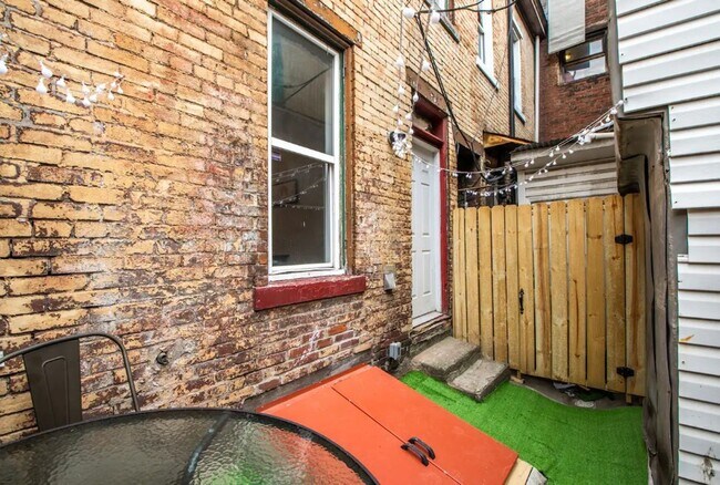 Building Photo - Renovated 3BR in South Side Flats | 100 Walk Score | In-Unit Laundry