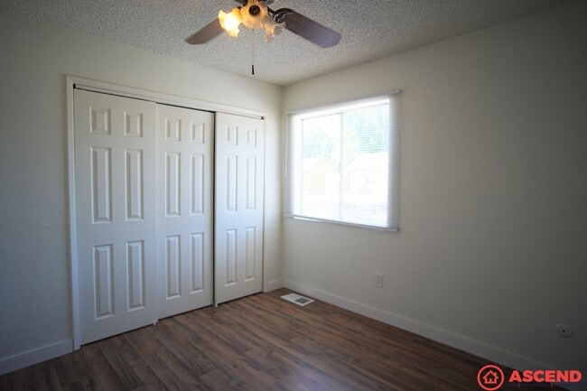 Building Photo - Cute Apartment Located in the Southwest!