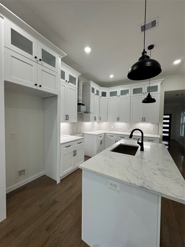 Building Photo - 923 Adele St