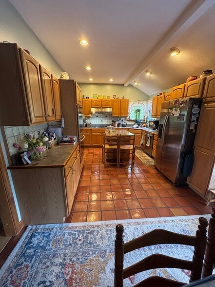 Use of kitchen and microwave - 421 Oakhill Ave