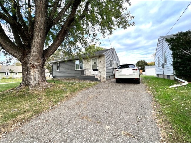 Building Photo - Single-Family Home Minutes from Saint Mary's!