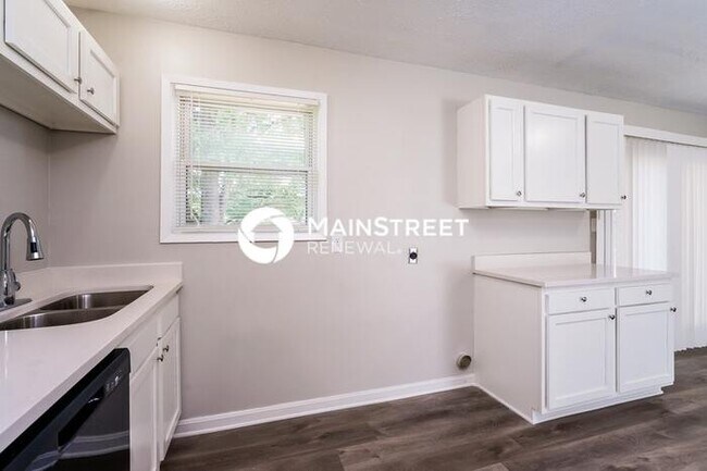 Building Photo - 3 Bedroom Pet-Friendly Home in Louisville, KY with Main Street Renewal