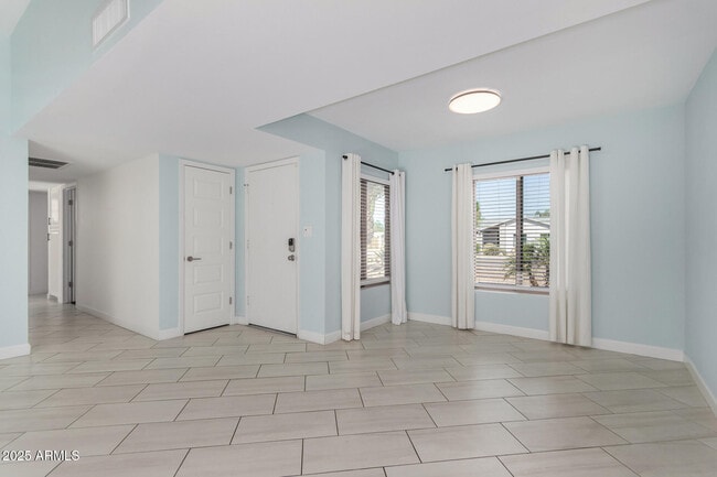 Building Photo - 9245 E Laurel Ln