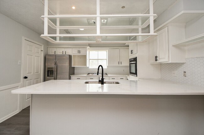 Building Photo - 14938 Mesita Dr