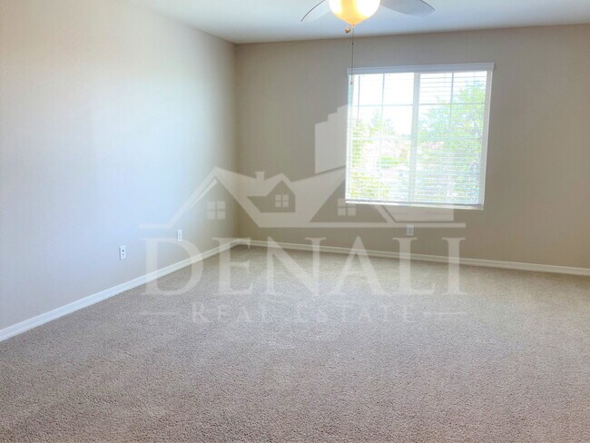 Building Photo - 905 S Canal Dr